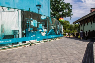 Kharkiv, Ukrayna, 11 Haziran 2024 Kharkiv Hayvanat Bahçesi, 1895 'te kuruldu. Savaşa ve şehre saldırı riskine rağmen burası açık ve aileler ve askerler tarafından ziyaret ediliyor..