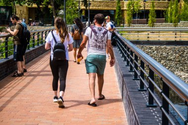 Kharkiv, Ukrayna, 11 Haziran 2024 Kharkiv Hayvanat Bahçesi, 1895 'te kuruldu. Savaşa ve şehre saldırı riskine rağmen burası açık ve aileler ve askerler tarafından ziyaret ediliyor..