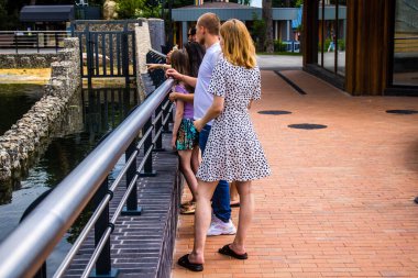 Kharkiv, Ukrayna, 11 Haziran 2024 Kharkiv Hayvanat Bahçesi, 1895 'te kuruldu. Savaşa ve şehre saldırı riskine rağmen burası açık ve aileler ve askerler tarafından ziyaret ediliyor..