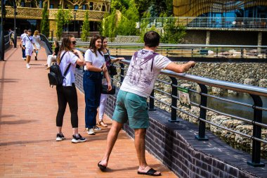 Kharkiv, Ukrayna, 11 Haziran 2024 Kharkiv Hayvanat Bahçesi, 1895 'te kuruldu. Savaşa ve şehre saldırı riskine rağmen burası açık ve aileler ve askerler tarafından ziyaret ediliyor..