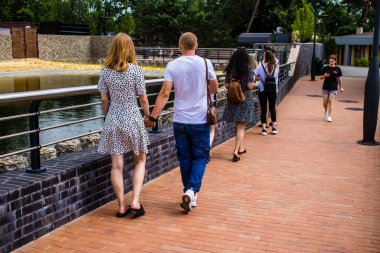 Kharkiv, Ukrayna, 11 Haziran 2024 Kharkiv Hayvanat Bahçesi, 1895 'te kuruldu. Savaşa ve şehre saldırı riskine rağmen burası açık ve aileler ve askerler tarafından ziyaret ediliyor..