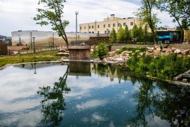 Kharkiv, Ukrayna, 11 Haziran 2024 Kharkiv Hayvanat Bahçesi, 1895 'te kuruldu. Savaşa ve şehre saldırı riskine rağmen burası açık ve aileler ve askerler tarafından ziyaret ediliyor..