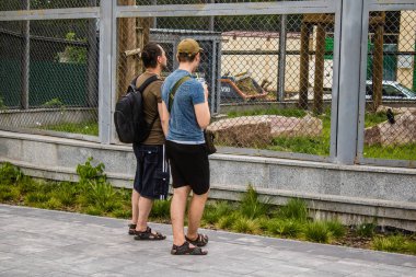 Kharkiv, Ukrayna, 11 Haziran 2024 Kharkiv Hayvanat Bahçesi, 1895 'te kuruldu. Savaşa ve şehre saldırı riskine rağmen burası açık ve aileler ve askerler tarafından ziyaret ediliyor..