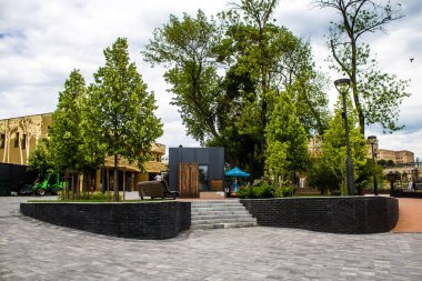 Kharkiv, Ukrayna, 11 Haziran 2024 Kharkiv Hayvanat Bahçesi, 1895 'te kuruldu. Savaşa ve şehre saldırı riskine rağmen burası açık ve aileler ve askerler tarafından ziyaret ediliyor..