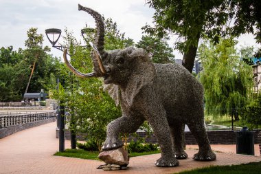 Kharkiv, Ukrayna, 11 Haziran 2024 Kharkiv Hayvanat Bahçesi, 1895 'te kuruldu. Savaşa ve şehre saldırı riskine rağmen burası açık ve aileler ve askerler tarafından ziyaret ediliyor..