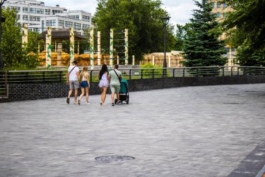 Kharkiv, Ukrayna, 11 Haziran 2024 Kharkiv Hayvanat Bahçesi, 1895 'te kuruldu. Savaşa ve şehre saldırı riskine rağmen burası açık ve aileler ve askerler tarafından ziyaret ediliyor..