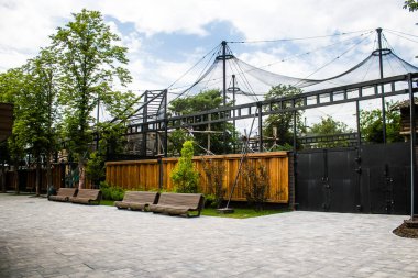 Kharkiv, Ukrayna, 11 Haziran 2024 Kharkiv Hayvanat Bahçesi, 1895 'te kuruldu. Savaşa ve şehre saldırı riskine rağmen burası açık ve aileler ve askerler tarafından ziyaret ediliyor..