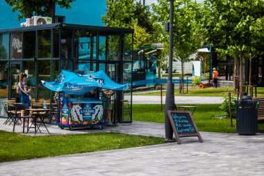 Kharkiv, Ukrayna, 11 Haziran 2024 Kharkiv Hayvanat Bahçesi, 1895 'te kuruldu. Savaşa ve şehre saldırı riskine rağmen burası açık ve aileler ve askerler tarafından ziyaret ediliyor..