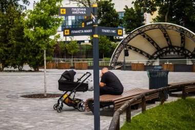 Kharkiv, Ukrayna, 11 Haziran 2024 Kharkiv Hayvanat Bahçesi, 1895 'te kuruldu. Savaşa ve şehre saldırı riskine rağmen burası açık ve aileler ve askerler tarafından ziyaret ediliyor..