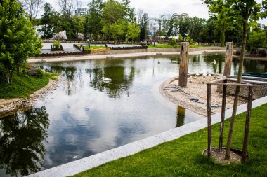Kharkiv, Ukrayna, 11 Haziran 2024 Kharkiv Hayvanat Bahçesi, 1895 'te kuruldu. Savaşa ve şehre saldırı riskine rağmen burası açık ve aileler ve askerler tarafından ziyaret ediliyor..