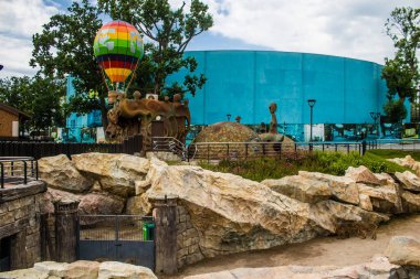 Kharkiv, Ukrayna, 11 Haziran 2024 Kharkiv Hayvanat Bahçesi, 1895 'te kuruldu. Savaşa ve şehre saldırı riskine rağmen burası açık ve aileler ve askerler tarafından ziyaret ediliyor..