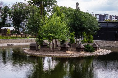 Kharkiv, Ukrayna, 11 Haziran 2024 Kharkiv Hayvanat Bahçesi, 1895 'te kuruldu. Savaşa ve şehre saldırı riskine rağmen burası açık ve aileler ve askerler tarafından ziyaret ediliyor..