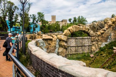 Kharkiv, Ukrayna, 11 Haziran 2024 Kharkiv Hayvanat Bahçesi, 1895 'te kuruldu. Savaşa ve şehre saldırı riskine rağmen burası açık ve aileler ve askerler tarafından ziyaret ediliyor..