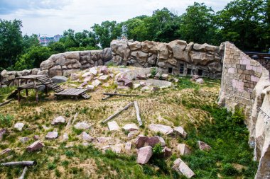 Kharkiv, Ukrayna, 11 Haziran 2024 Kharkiv Hayvanat Bahçesi, 1895 'te kuruldu. Savaşa ve şehre saldırı riskine rağmen burası açık ve aileler ve askerler tarafından ziyaret ediliyor..