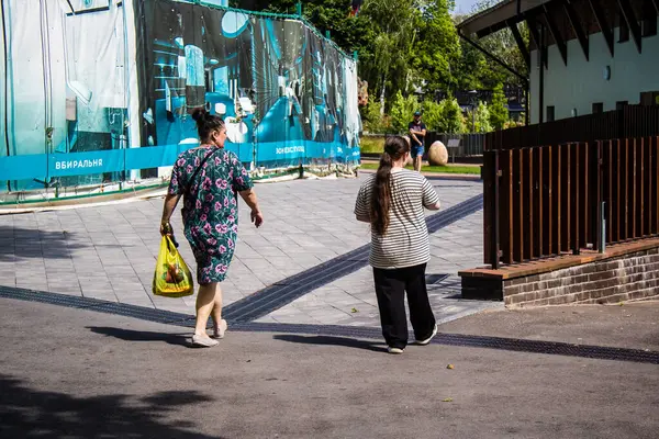 Kharkiv, Ukrayna, 11 Haziran 2024 Kharkiv Hayvanat Bahçesi, 1895 'te kuruldu. Savaşa ve şehre saldırı riskine rağmen burası açık ve aileler ve askerler tarafından ziyaret ediliyor..