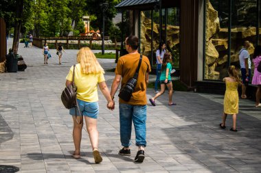 Kharkiv, Ukrayna, 11 Haziran 2024 Kharkiv Hayvanat Bahçesi, 1895 'te kuruldu. Savaşa ve şehre saldırı riskine rağmen burası açık ve aileler ve askerler tarafından ziyaret ediliyor..