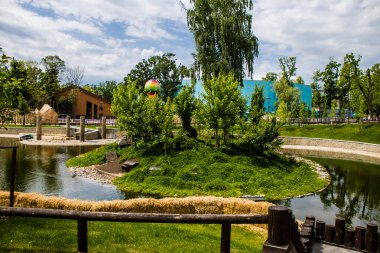 Kharkiv, Ukrayna, 11 Haziran 2024 Kharkiv Hayvanat Bahçesi, 1895 'te kuruldu. Savaşa ve şehre saldırı riskine rağmen burası açık ve aileler ve askerler tarafından ziyaret ediliyor..