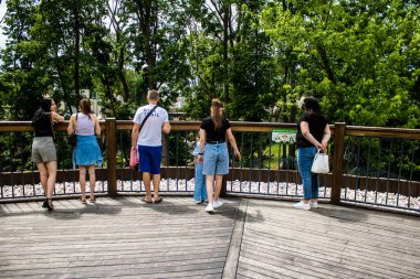 Kharkiv, Ukrayna, 11 Haziran 2024 Kharkiv Hayvanat Bahçesi, 1895 'te kuruldu. Savaşa ve şehre saldırı riskine rağmen burası açık ve aileler ve askerler tarafından ziyaret ediliyor..