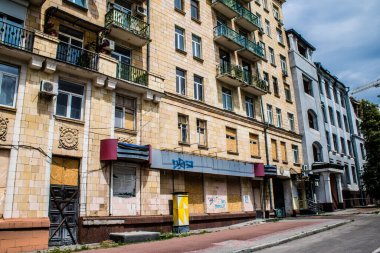 Kharkiv, Ukrayna, 11 Haziran 2024 Hasarlı bina Kharkiv kentinde yer almaktadır. Bir binanın ön cephesine topçu ateşi açıldı. Sivil altyapı Rus ordusunun tercih ettiği hedef..