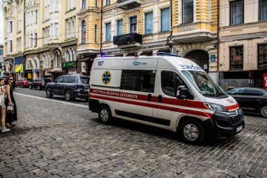 Kharkiv, Ukrayna, 11 Haziran 2024 Rusya ile savaş sırasında Kharkiv şehir merkezinden bir ambulans geçiyor, Harkiv Rus füzelerinin ve sirenlerin sesi her gün yankılanıyor.
