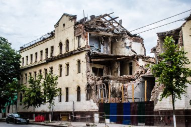 Kharkiv, Ukrayna, 11 Haziran 2024 Hasarlı bina Kharkiv kentinde yer almaktadır. Bir binanın ön cephesine topçu ateşi açıldı. Sivil altyapı Rus ordusunun tercih ettiği hedef..