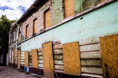 Kharkiv, Ukrayna, 11 Haziran 2024 Hasarlı bina Kharkiv kentinde yer almaktadır. Bir binanın ön cephesine topçu ateşi açıldı. Sivil altyapı Rus ordusunun tercih ettiği hedef..