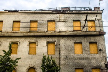 Kharkiv, Ukrayna, 11 Haziran 2024 Hasarlı bina Kharkiv kentinde yer almaktadır. Bir binanın ön cephesine topçu ateşi açıldı. Sivil altyapı Rus ordusunun tercih ettiği hedef..