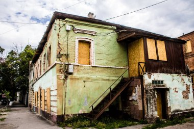 Kharkiv, Ukrayna, 11 Haziran 2024 Hasarlı bina Kharkiv kentinde yer almaktadır. Bir binanın ön cephesine topçu ateşi açıldı. Sivil altyapı Rus ordusunun tercih ettiği hedef..