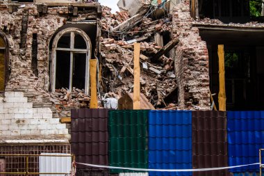 Kharkiv, Ukrayna, 11 Haziran 2024 Hasarlı bina Kharkiv kentinde yer almaktadır. Bir binanın ön cephesine topçu ateşi açıldı. Sivil altyapı Rus ordusunun tercih ettiği hedef..