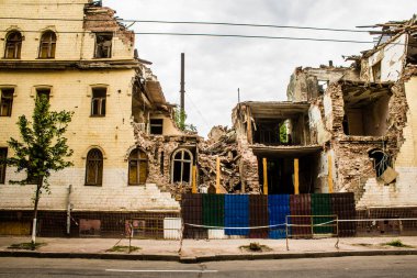 Kharkiv, Ukrayna, 11 Haziran 2024 Hasarlı bina Kharkiv kentinde yer almaktadır. Bir binanın ön cephesine topçu ateşi açıldı. Sivil altyapı Rus ordusunun tercih ettiği hedef..