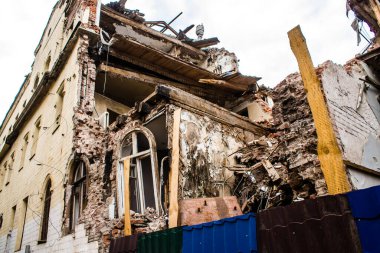 Kharkiv, Ukrayna, 11 Haziran 2024 Hasarlı bina Kharkiv kentinde yer almaktadır. Bir binanın ön cephesine topçu ateşi açıldı. Sivil altyapı Rus ordusunun tercih ettiği hedef..