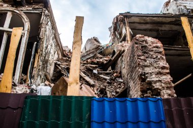 Kharkiv, Ukrayna, 11 Haziran 2024 Hasarlı bina Kharkiv kentinde yer almaktadır. Bir binanın ön cephesine topçu ateşi açıldı. Sivil altyapı Rus ordusunun tercih ettiği hedef..