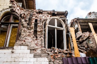 Kharkiv, Ukrayna, 11 Haziran 2024 Hasarlı bina Kharkiv kentinde yer almaktadır. Bir binanın ön cephesine topçu ateşi açıldı. Sivil altyapı Rus ordusunun tercih ettiği hedef..