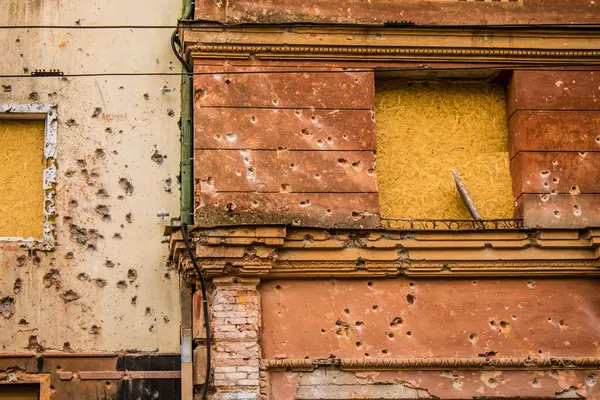 stock image Kharkiv, Ukraine, June 11, 2024 Damaged building located in the city of Kharkiv. The facade of a building received artillery fire. Civilian infrastructure is the Russian army s preferred target.