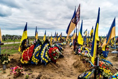 Kharkiv, Ukrayna, 13 Haziran 2024 Aleya Slavy, Harkiv 'in güneyindeki askeri mezarlık. Askerlerin mezarları, Ukrayna 'yı savunan kahramanlar göz alabildiğince uzanan çiçeklerle kaplıdır..