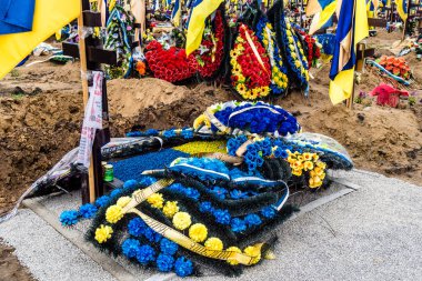 Kharkiv, Ukrayna, 13 Haziran 2024 Aleya Slavy, Harkiv 'in güneyindeki askeri mezarlık. Askerlerin mezarları, Ukrayna 'yı savunan kahramanlar göz alabildiğince uzanan çiçeklerle kaplıdır..