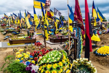 Kharkiv, Ukrayna, 13 Haziran 2024 Aleya Slavy, Harkiv 'in güneyindeki askeri mezarlık. Askerlerin mezarları, Ukrayna 'yı savunan kahramanlar göz alabildiğince uzanan çiçeklerle kaplıdır..
