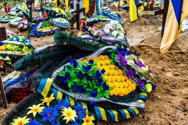 Kharkiv, Ukrayna, 13 Haziran 2024 Aleya Slavy, Harkiv 'in güneyindeki askeri mezarlık. Askerlerin mezarları, Ukrayna 'yı savunan kahramanlar göz alabildiğince uzanan çiçeklerle kaplıdır..