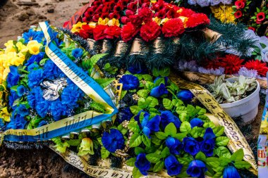 Kharkiv, Ukrayna, 13 Haziran 2024 Aleya Slavy, Harkiv 'in güneyindeki askeri mezarlık. Askerlerin mezarları, Ukrayna 'yı savunan kahramanlar göz alabildiğince uzanan çiçeklerle kaplıdır..