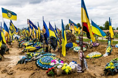 Kharkiv, Ukrayna, 13 Haziran 2024 Aleya Slavy, Harkiv 'in güneyindeki askeri mezarlık. Askerlerin mezarları, Ukrayna 'yı savunan kahramanlar göz alabildiğince uzanan çiçeklerle kaplıdır..