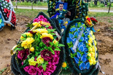 Kharkiv, Ukrayna, 13 Haziran 2024 Aleya Slavy, Harkiv 'in güneyindeki askeri mezarlık. Askerlerin mezarları, Ukrayna 'yı savunan kahramanlar göz alabildiğince uzanan çiçeklerle kaplıdır..