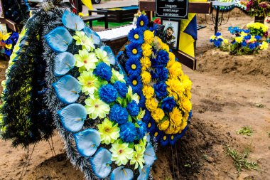 Kharkiv, Ukrayna, 13 Haziran 2024 Aleya Slavy, Harkiv 'in güneyindeki askeri mezarlık. Askerlerin mezarları, Ukrayna 'yı savunan kahramanlar göz alabildiğince uzanan çiçeklerle kaplıdır..