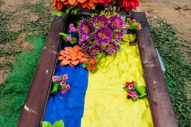 Kharkiv, Ukrayna, 13 Haziran 2024 Aleya Slavy, Harkiv 'in güneyindeki askeri mezarlık. Askerlerin mezarları, Ukrayna 'yı savunan kahramanlar göz alabildiğince uzanan çiçeklerle kaplıdır..