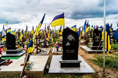 Kharkiv, Ukrayna, 13 Haziran 2024 Ukrayna 'ya karşı 2014' ten beri Ukrayna 'yı savunurken ölen askerlerin mezarlarının portresi. Kahramanlar Aleya Slavy adındaki Harkiv askeri mezarlığında dinleniyor..