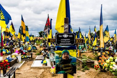 Kharkiv, Ukrayna, 13 Haziran 2024 Ukrayna 'ya karşı 2014' ten beri Ukrayna 'yı savunurken ölen askerlerin mezarlarının portresi. Kahramanlar Aleya Slavy adındaki Harkiv askeri mezarlığında dinleniyor..