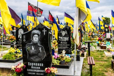Kharkiv, Ukrayna, 13 Haziran 2024 Ukrayna 'ya karşı 2014' ten beri Ukrayna 'yı savunurken ölen askerlerin mezarlarının portresi. Kahramanlar Aleya Slavy adındaki Harkiv askeri mezarlığında dinleniyor..