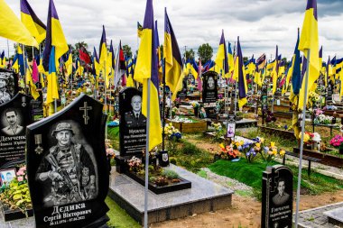 Kharkiv, Ukrayna, 13 Haziran 2024 Ukrayna 'ya karşı 2014' ten beri Ukrayna 'yı savunurken ölen askerlerin mezarlarının portresi. Kahramanlar Aleya Slavy adındaki Harkiv askeri mezarlığında dinleniyor..