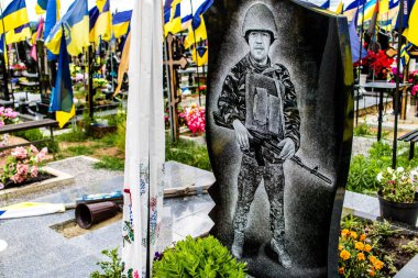Kharkiv, Ukrayna, 13 Haziran 2024 Ukrayna 'ya karşı 2014' ten beri Ukrayna 'yı savunurken ölen askerlerin mezarlarının portresi. Kahramanlar Aleya Slavy adındaki Harkiv askeri mezarlığında dinleniyor..