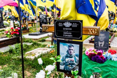 Kharkiv, Ukrayna, 13 Haziran 2024 Ukrayna 'ya karşı 2014' ten beri Ukrayna 'yı savunurken ölen askerlerin mezarlarının portresi. Kahramanlar Aleya Slavy adındaki Harkiv askeri mezarlığında dinleniyor..