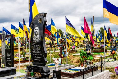 Kharkiv, Ukrayna, 13 Haziran 2024 Ukrayna 'ya karşı 2014' ten beri Ukrayna 'yı savunurken ölen askerlerin mezarlarının portresi. Kahramanlar Aleya Slavy adındaki Harkiv askeri mezarlığında dinleniyor..